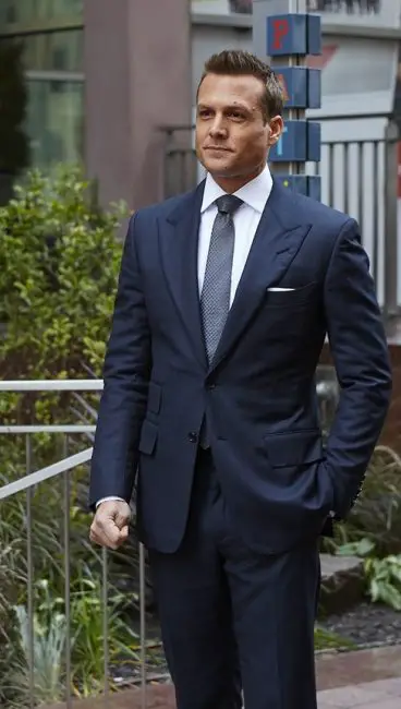 Harvey Specter blue suit wardrobe.